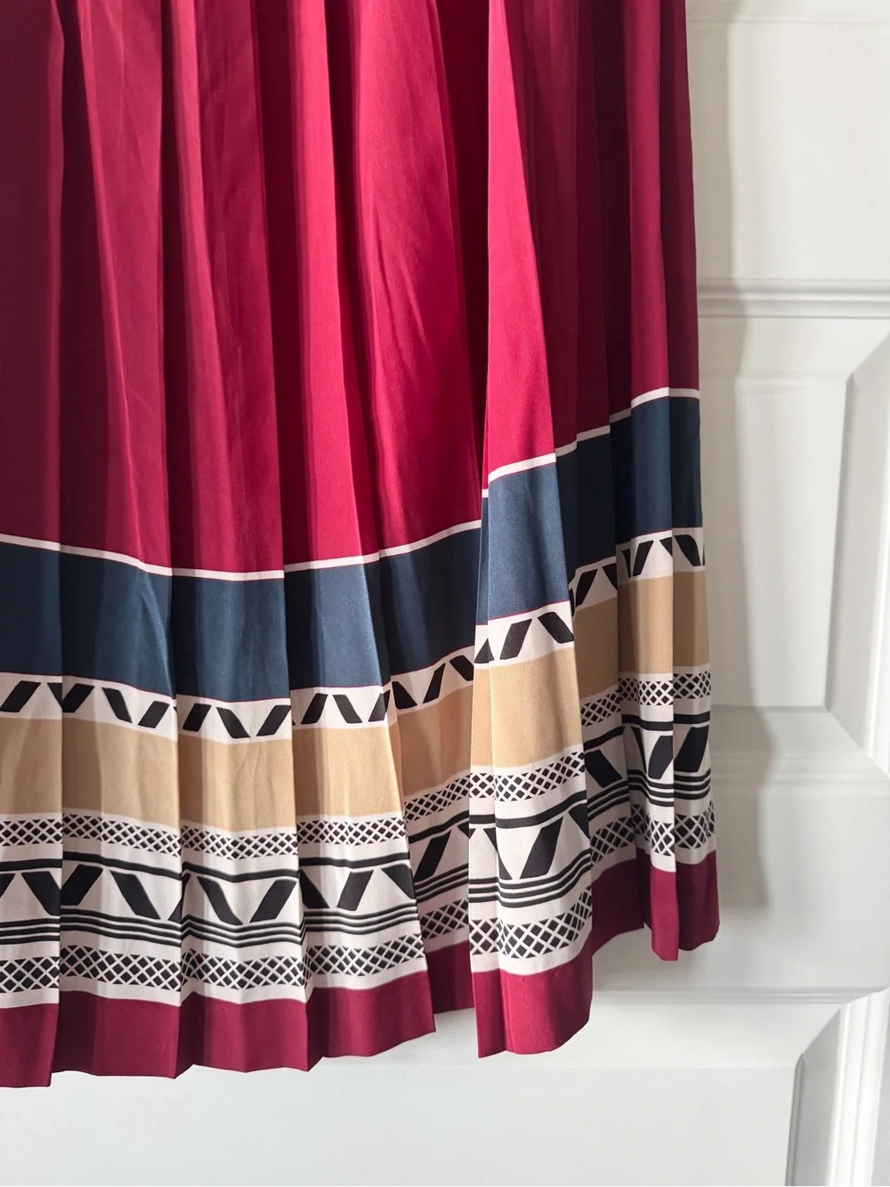 Vintage La Claiborne Pleated Knee-Length Skirt Burgundy Geometric Border Print